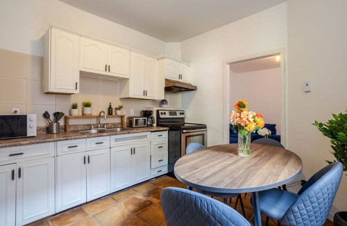 Mile End Appartement | Convenient 4BR in Mont-Royal’s Downtown ZC7