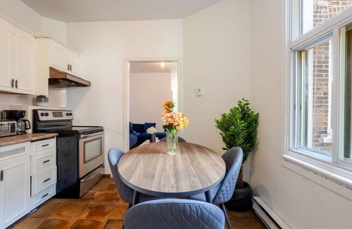 Mile End Appartement | Convenient 4BR in Mont-Royal’s Downtown ZC7