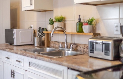 Mile End Appartement | Convenient 4BR in Mont-Royal’s Downtown ZC7