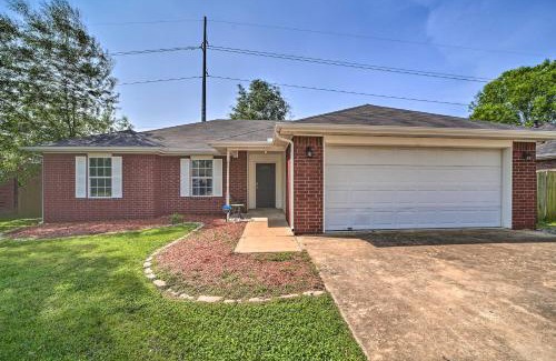 Centerton Maison | Convenient Centerton Retreat with Deck and Yard!