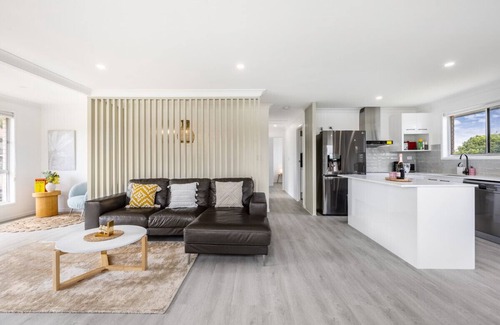 Robertson Maison | Convenient Comfort: 4BR near Malls and Transport!