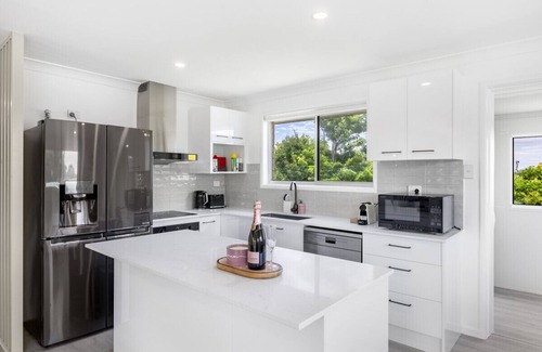 Robertson Maison | Convenient Comfort: 4BR near Malls and Transport!
