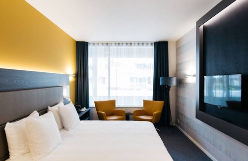Weert Hôtel | Convenient Comfort with Dining, Parking & Everything Nearby!