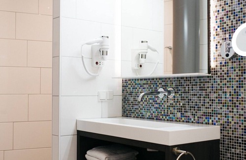 Weert Hôtel | Convenient Comfort with Dining, Parking & Everything Nearby!