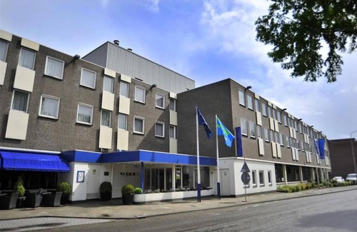 Weert Hôtel | Convenient Comfort with Dining, Parking & Everything Nearby!