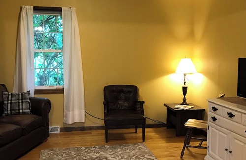 Perry Maison | Convenient Country Home