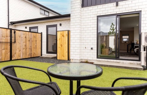 Trentham Maison | Convenient & Cozy 2BR Retreat - Oliver Place