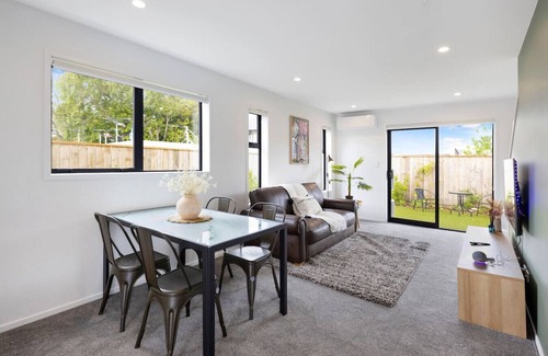 Trentham Maison | Convenient & Cozy 2BR Retreat - Oliver Place