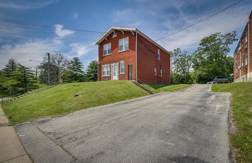 Jennings Appartement | Convenient Jennings Apartment, 12 Mi to St Louis!