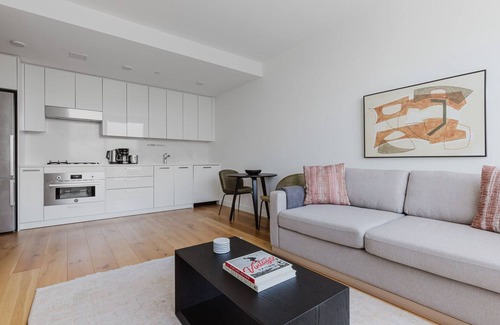 Lower East Side Appartement | Convenient LES 1BR w/ Gym, Elev & W/D, close to Market, by Blueground