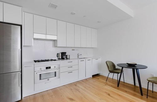 Lower East Side Appartement | Convenient LES 1BR w/ Gym, Elev & W/D, close to Market, by Blueground
