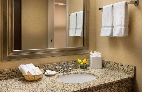 SeaTac Hôtel | Convenient Location! Relaxing Room w/ 2 Double Beds, Free Breakfast and Parking