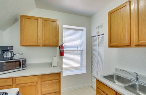 Logan Appartement | Convenient Logan Apartment - 1 Block to Town!