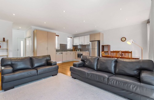 Airport West Maison | Convenient & Quiet 2-Bed by Shops and Airport
