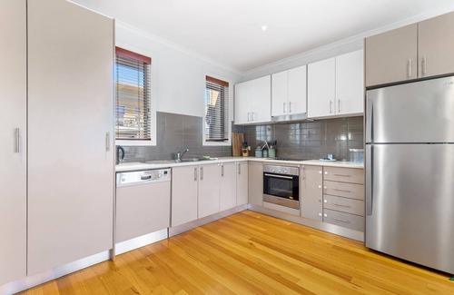 Airport West Maison | Convenient & Quiet 2-Bed by Shops and Airport