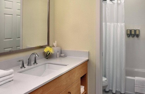 Somerset Hôtel | Convenient Retreat with 2 Bedrooms, Near TD Bank Ball Park and Museum