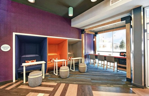 South Portland Maison | Convenient Room Near Airport & Shopping w/ Free Shuttle, Breakfast & Parking