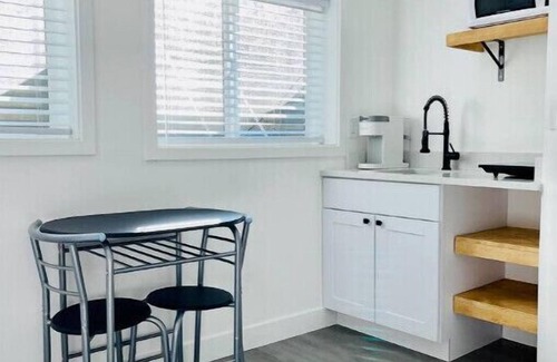 Granite Ridge Appartement | Convenient sunny kitchenette with garage near mountains, lakes, and Highways.