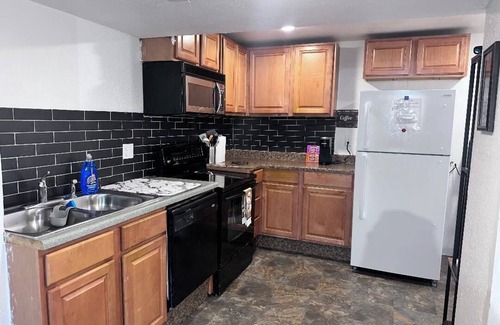 Aurora Maison | Convenient Walkout Basement Apartment, private entrance in Aurora with WiFi
