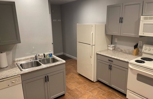 Fairlea Appartement | Conveniently Located and Modernly Stylish. Close to fairgrounds and GVMC
