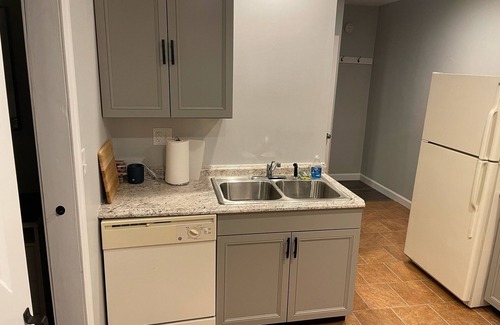 Fairlea Appartement | Conveniently Located and Modernly Stylish. Close to fairgrounds and GVMC