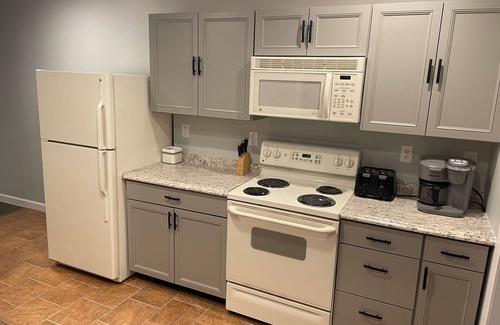 Fairlea Appartement | Conveniently Located and Modernly Stylish. Close to fairgrounds and GVMC