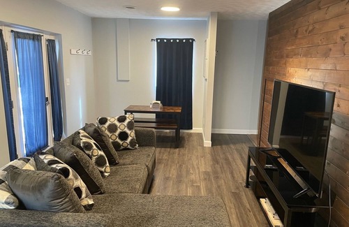 Fairlea Appartement | Conveniently Located and Modernly Stylish. Close to fairgrounds and GVMC