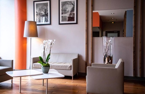 9th Arrondissement Hôtel | Conveniently To Excellent Transportation! Pets are Allowed, Onsite Parking!
