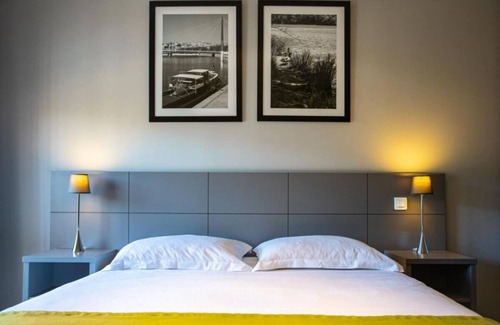 9th Arrondissement Hôtel | Conveniently To Excellent Transportation! Pets are Allowed, Onsite Parking!