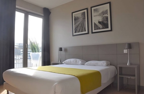9th Arrondissement Hôtel | Conveniently To Excellent Transportation! Pets are Allowed, Onsite Parking!