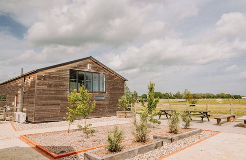 Burnham-on-Crouch Maison | Converted Barn on a working farm/Vineyard with Coastal walks and friendly goats.