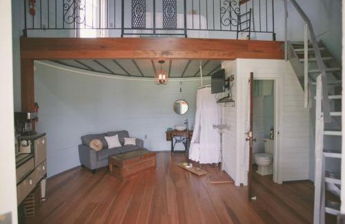 Alvan Maison | Converted Grain Silo for Unique Glamping Accommodation in Alvin, Illinois