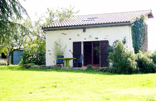 Saint-Mesmin Cottage | Gite en pierre converti dans un verger. La Petite Maison.