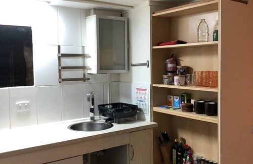 Seddon Appartement | Converted warehouse suite 17min from CBD