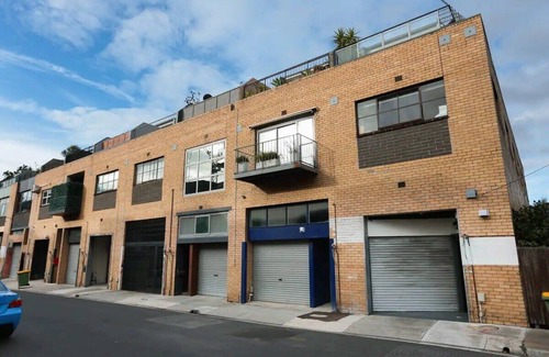 Seddon Appartement | Converted warehouse suite 17min from CBD