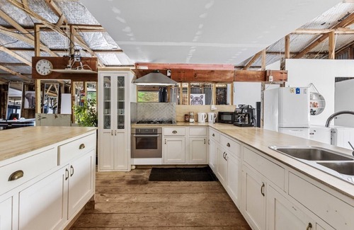 Pukehina Appartement | Converted Woolshed where the quirks are as abundant as the laughs!