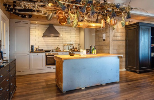 Marstrand Appartement | Cool 2-bedroom apartment in Marstrand with patio just by the quay and seaview