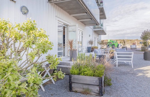 Marstrand Appartement | Cool 2-bedroom apartment in Marstrand with patio just by the quay and seaview