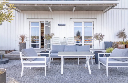 Marstrand Appartement | Cool 2-bedroom apartment in Marstrand with patio just by the quay and seaview