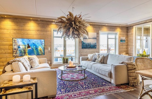 Marstrand Appartement | Cool 2-bedroom apartment in Marstrand with patio just by the quay and seaview