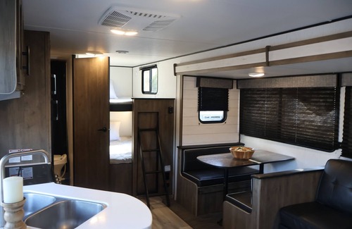 Preston Location De VR | Cool campground with AC in charming Preston across from all of the activities
