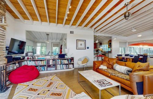 Barton Hills Maison | Cool Mid-Century Modern 3/2