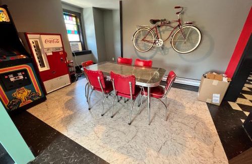 Bellefonte Appartement | Cool, Retro Getaway in Heart of Downtown