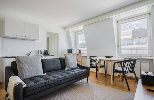 Seefeld Appartement | Cool Seefeld Studio, near Opera, 1 min to Lake, by Blueground