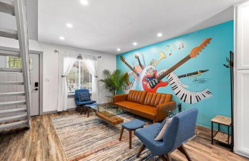 St. Edwards Maison | Cool Vibes Music Capital SoCo Townhome!