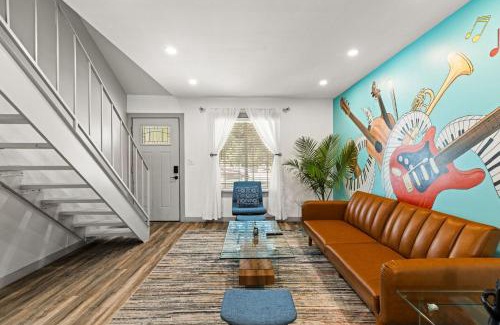 St. Edwards Maison | Cool Vibes Music Capital SoCo Townhome!