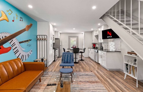 St. Edwards Maison | Cool Vibes SoCo Townhome!