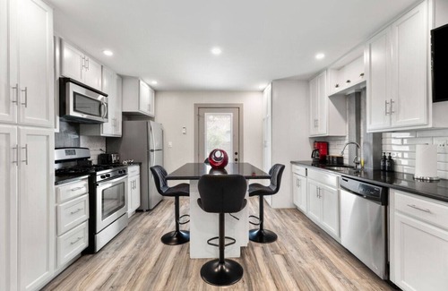 St. Edwards Maison | Cool Vibes SoCo Townhome!