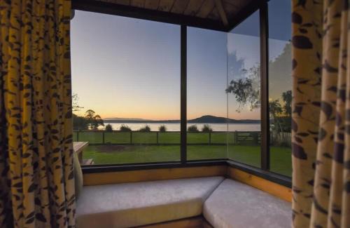Holdens Bay Maison | Cooper's Lakeside Cabin