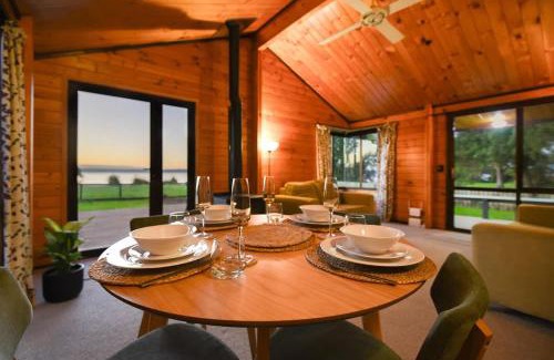 Holdens Bay Maison | Cooper's Lakeside Cabin